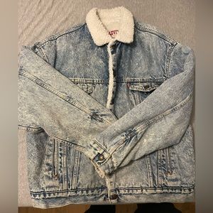 VINTAGE Levi’s jean Sherpa-lined jacket